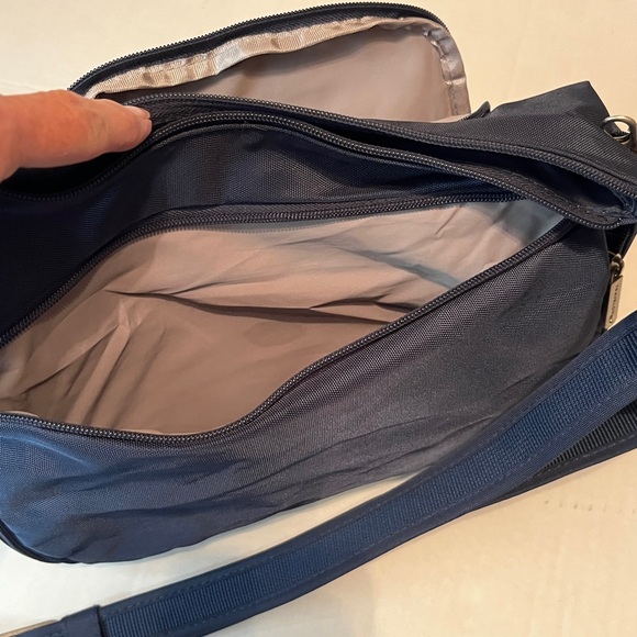 Travelon Anti-Theft Classic Crossbody Bucket Bag - Picture 4 of 5